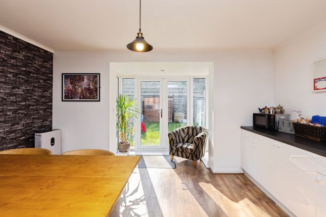14, Castle Stead Drive, Bradford photo 4