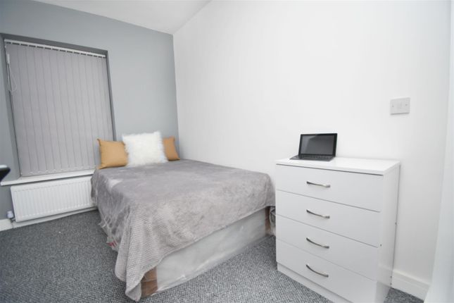 Room 4, 38, Queensberry Road, Burnley photo 2