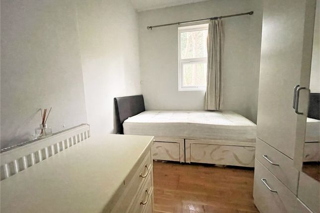 Flat 1, 10 Aldrington Road, London photo 3
