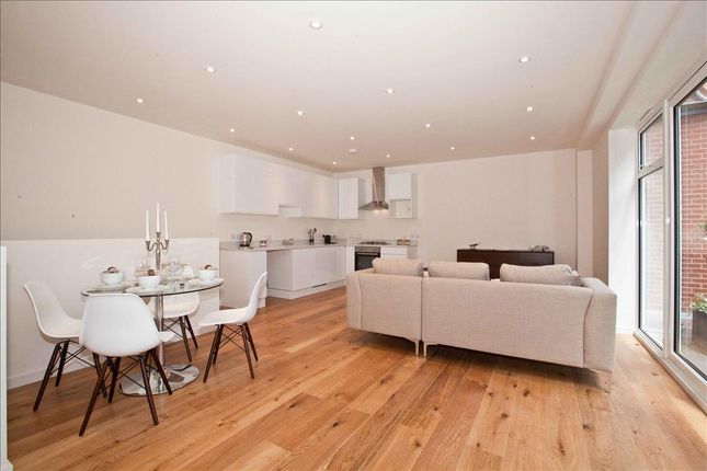 Flat to rent in Southfield Road, Chiswick, London