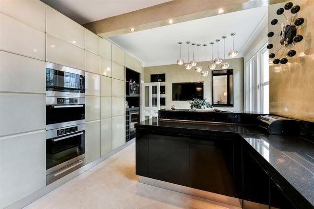 Knightsbridge Luxury  Flat 30, Wellington Court (14).Jpg