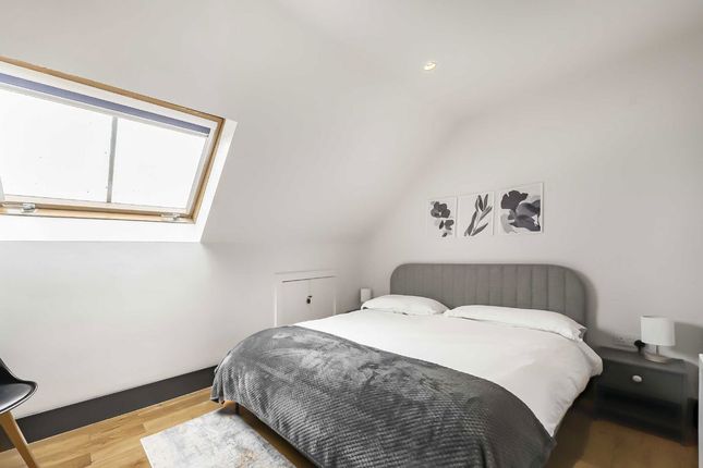 Flat 11, 1, High Street, Hampton photo 4