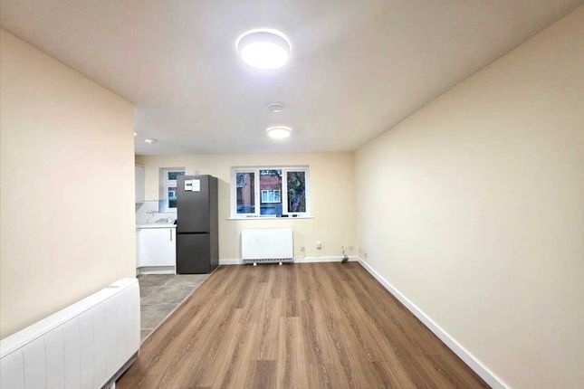 Springwood Crescent, Edgware photo 2