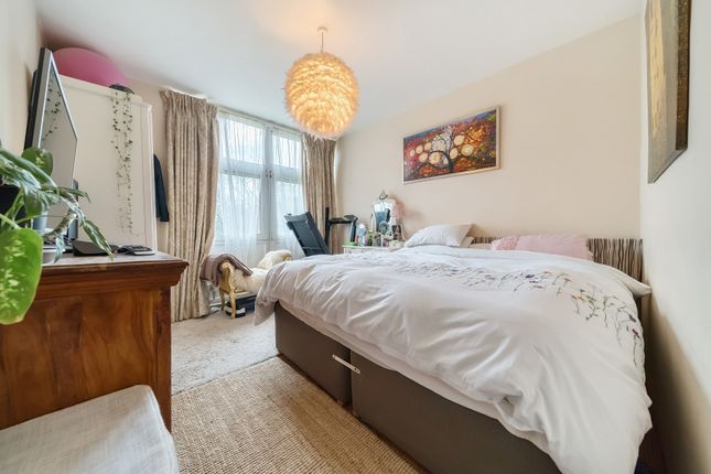 Flat for sale in Swanton Gardens, London