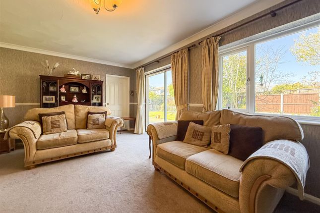 16, Elsden Chase, Southminster photo 4