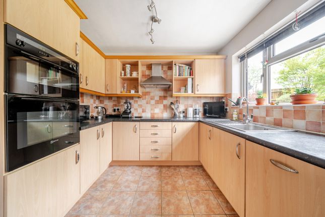 20, Springhill, Godalming photo 2