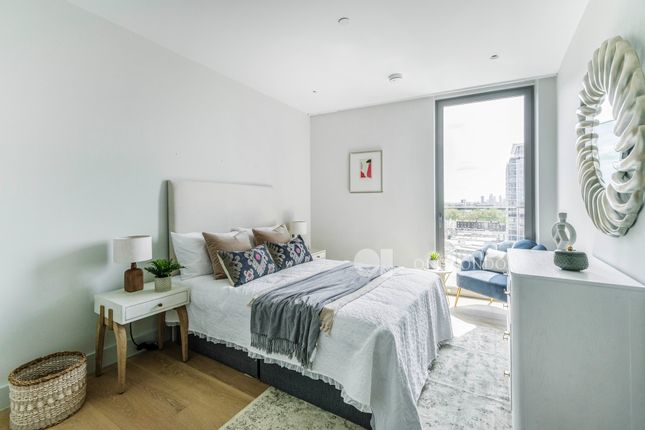 Flat to rent in Canalside Walk, London
