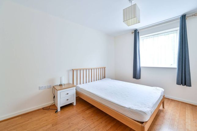 Flat for sale in Highwood Close, Dulwich, London