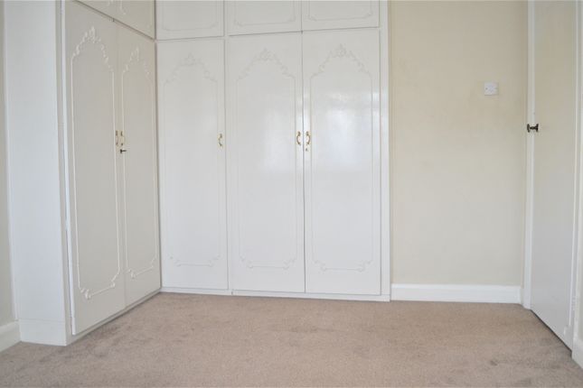3, Tiverton Avenue, Clayhall photo 5