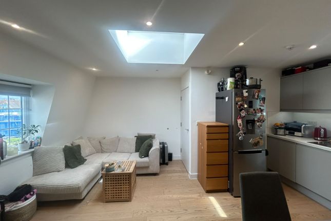 Flat 2, 2A Queens Parade, London photo 4