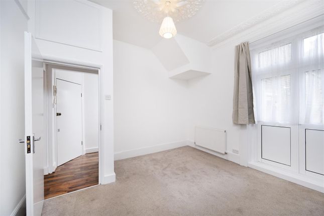 Flat to rent in Alexandra Grove, London