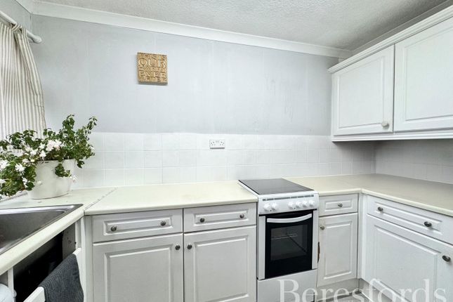 16a, Briscoe Road, Rainham photo 4