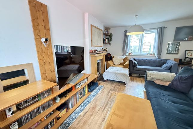 12, Woodgrange Close, Salford photo 3