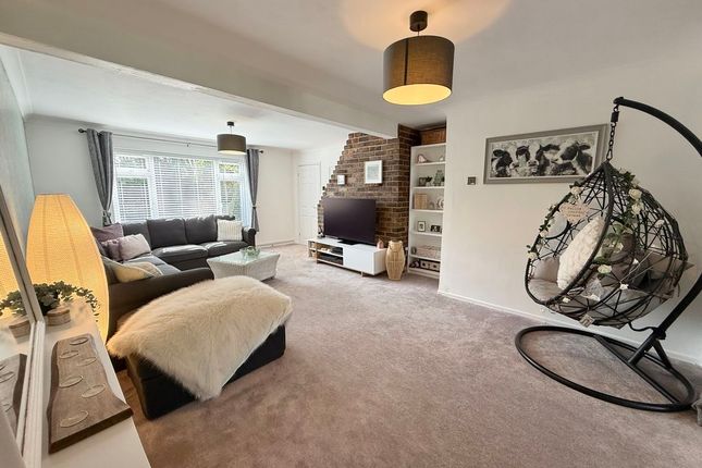 4, Redwood Close, Wing photo 2