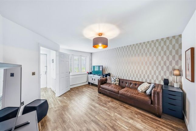 33, Halcrow Avenue, Dartford photo 3
