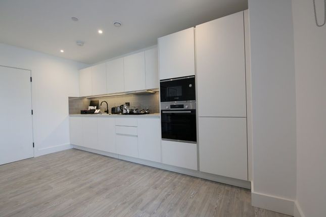 Flat to rent in Station Road, Croydon