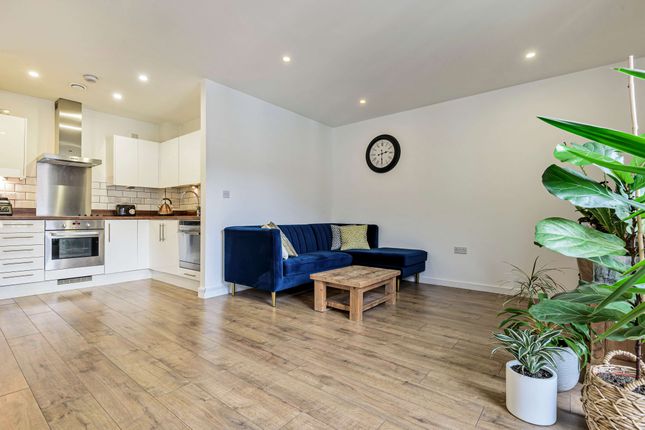 Flat for sale in Compass House, Wapping, London