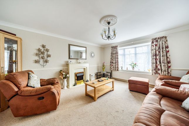 14, Dovetrees, Swindon photo 2