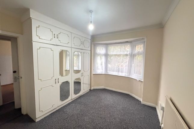 15 Grantham Gardens, Romford photo 3