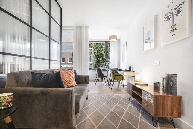 Studio flat on Dawson Street, London, £450,000