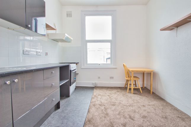 Room to rent in Huddleston Road, London