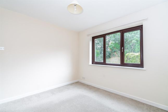 Flat to rent in Bassetsbury Lane, High Wycombe