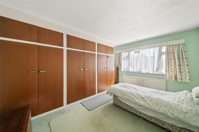 7, Heron Close, Uxbridge photo 3