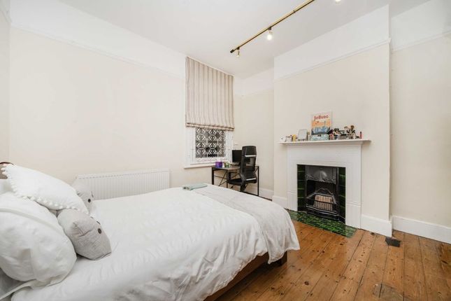 Flat for sale in Park Hill, London