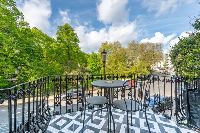 Flat to rent in Royal Crescent, Holland Park, London