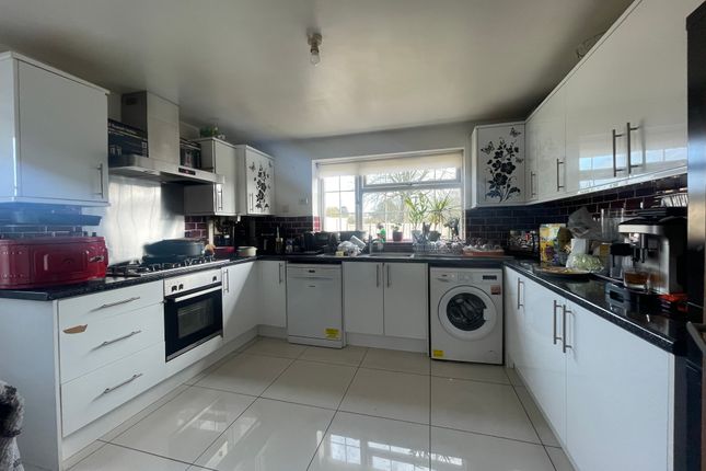42, Runfold Avenue, Luton photo 4