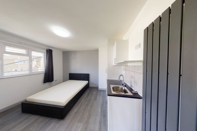 4, Manor Waye, Uxbridge photo 5
