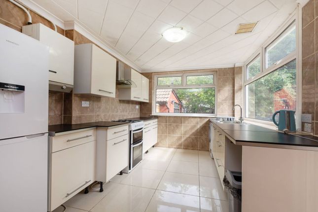 Bungalow to rent in Rural Way, Tooting, London