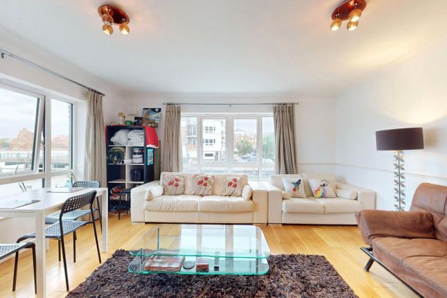 19, Leeside Court, London photo 4