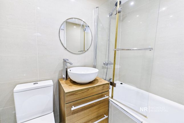 392a, Hook Road, Chessington photo 3