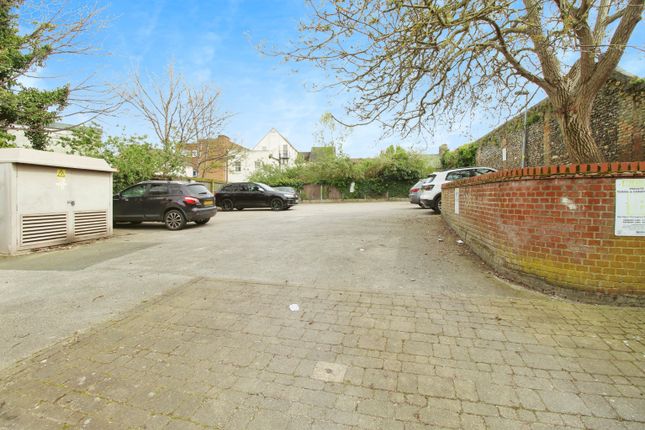 Flat to rent in Raes Yard, Bury St. Edmunds