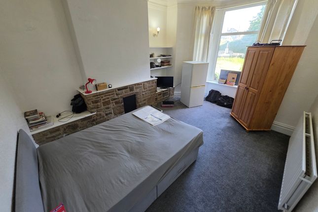 5 , Park Grove, Shipley photo 2
