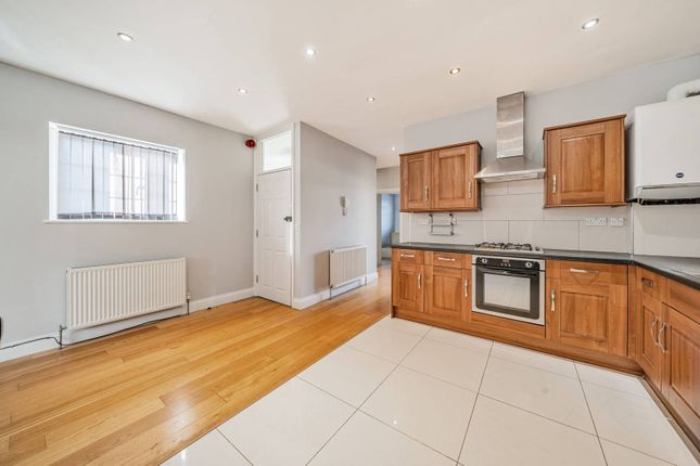 Flat to rent in Camden Road, Holloway, London