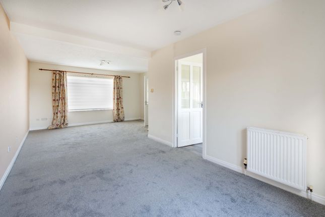 75 The Glebe, West Calder, West Lothian photo 3