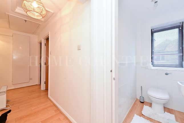 21, Wyllyotts Close, Potters Bar photo 3