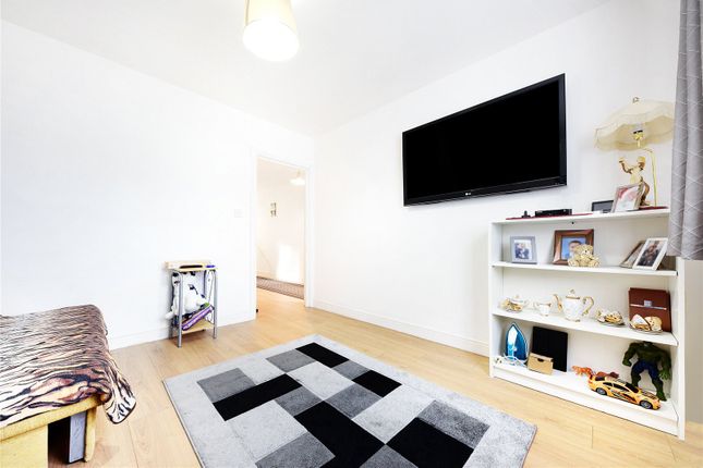 Flat for sale in Heron Close, Walthamstow, London