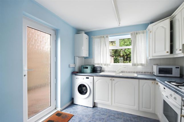 8 Heather Close, Chesterfield photo 3