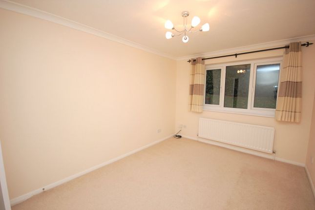 17, Broad Ha'penny, FARNHAM photo 4