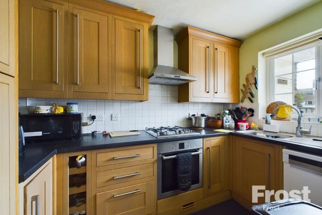 19, Robin Way, Surrey photo 4
