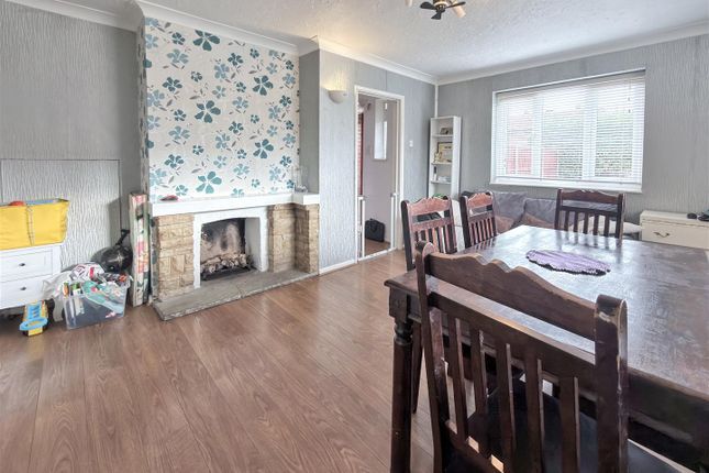 Sparrow Farm Drive, Feltham photo 4