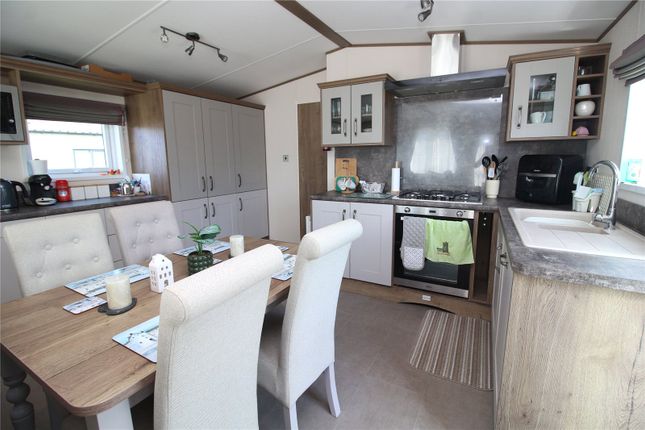 11, Highcliffe Meadow, Barton On Sea photo 4