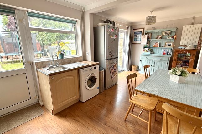 2, Nursery Close, Gosport photo 3