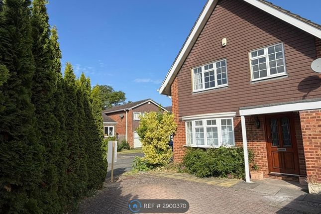 Welby Crescent, Winnersh, Wokingham photo 2