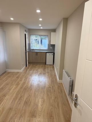 1-bed flat on Romford, £1,050/mo