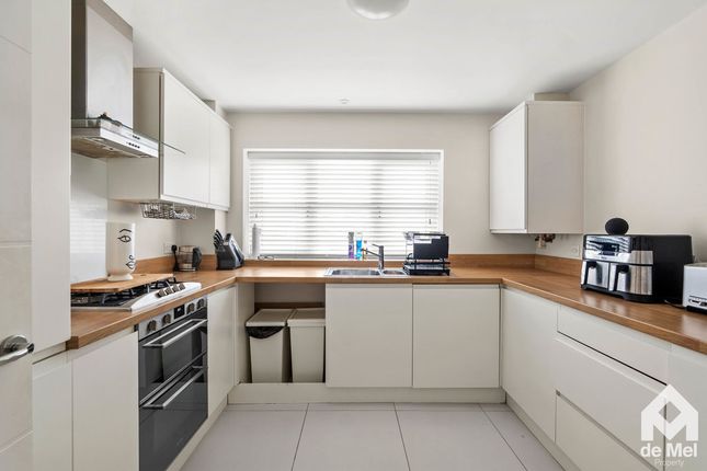 2, Belas Close, Cheltenham photo 2