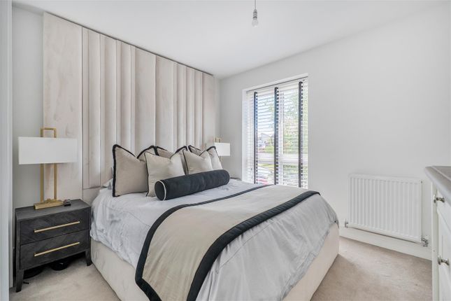 16, Paddock Way, Crowthorne photo 4